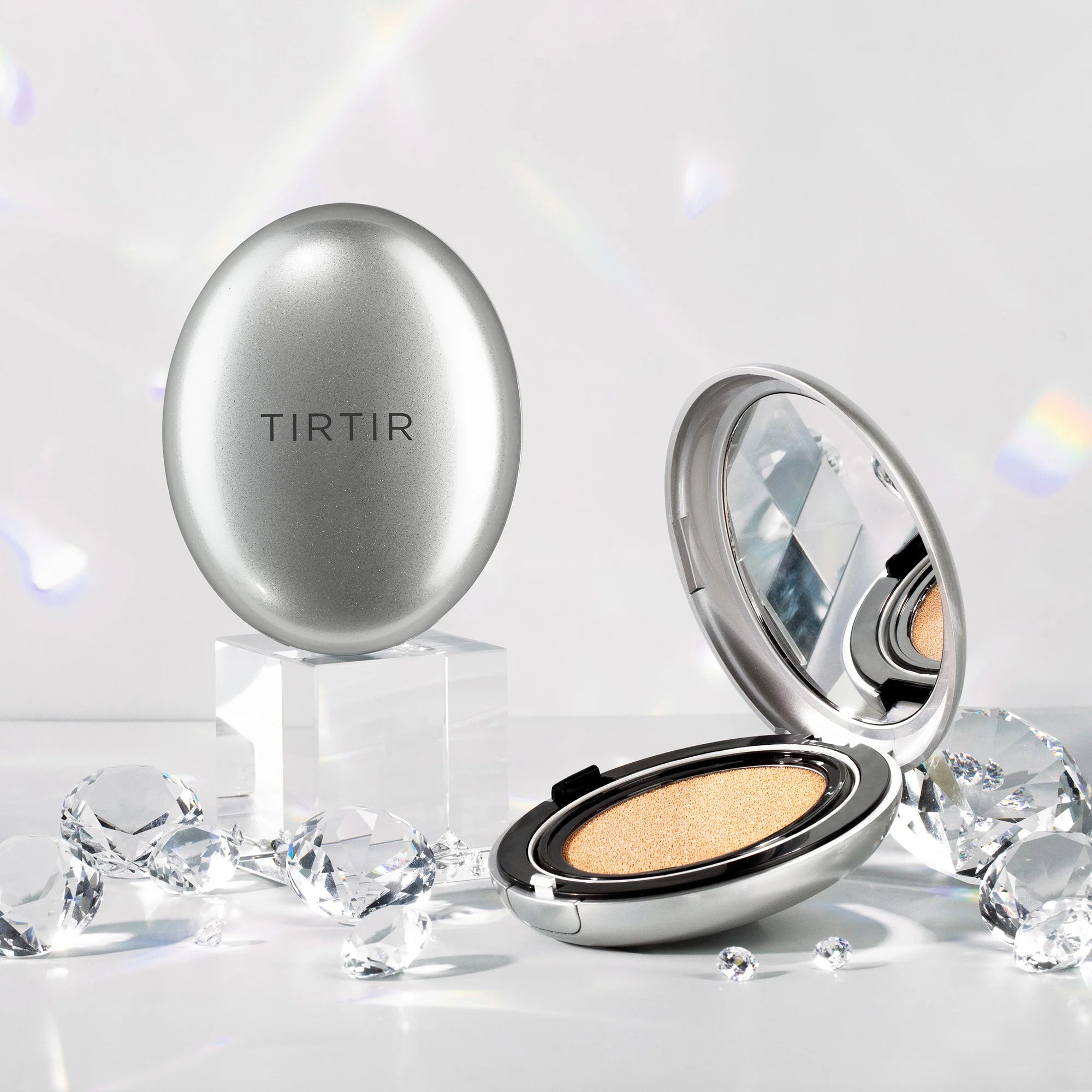 Gaisīgs kušons ar mirdzošu noslēguma akcentu TIRTIR Mask Fit Aura Cushion