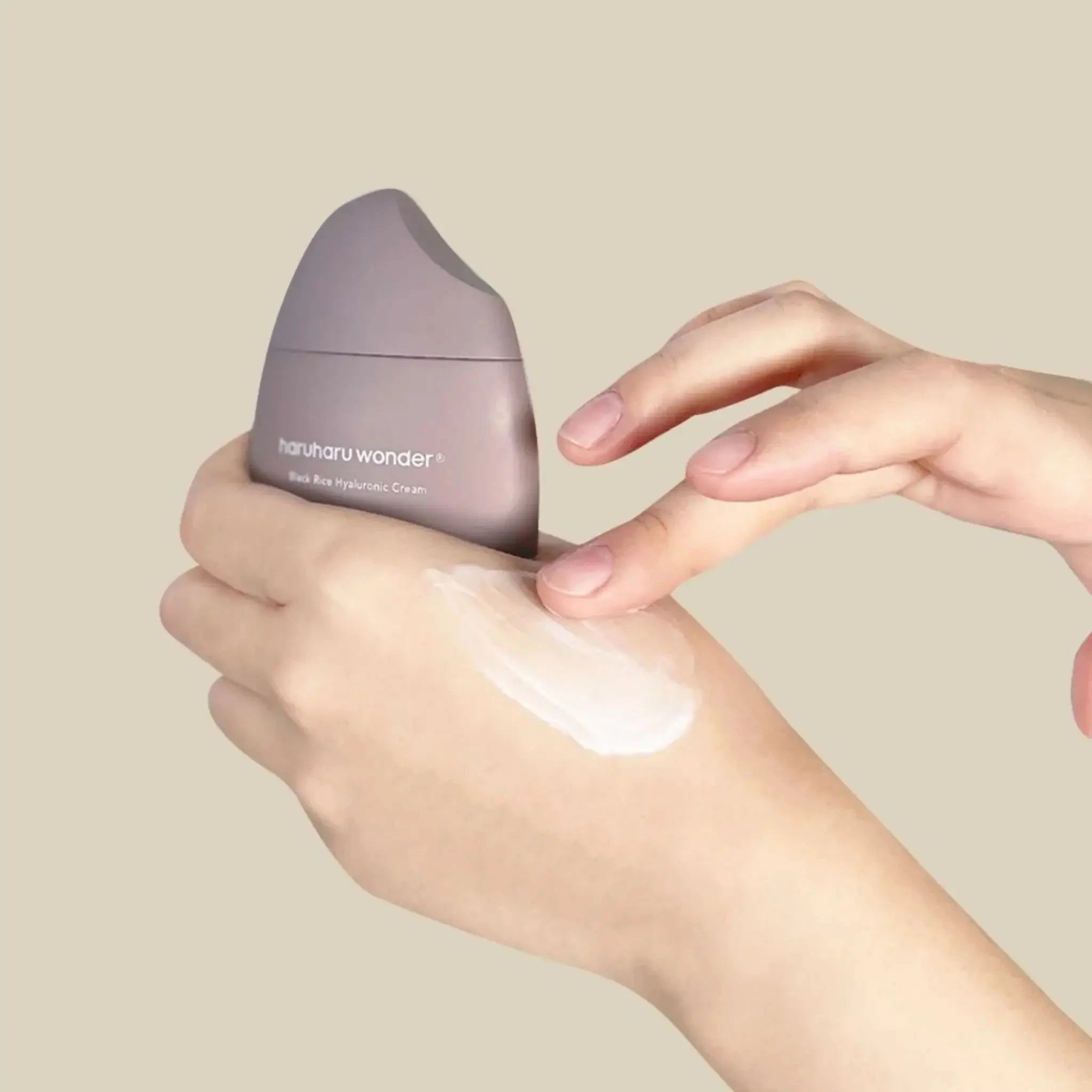 Krēms sejai ar hialuronskābi un melno rīsu ekstraktu Haruharu Wonder Black Rice Hyaluronic Cream