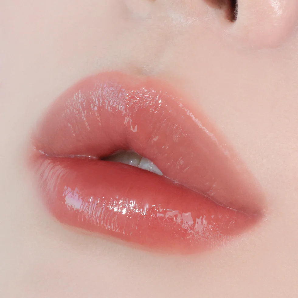 Mitrinošs lūpu spīdums-tinte ar mirdzuma efektu UNLEASHIA Berry Shot Lip Tint