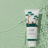 Nomierinošs sejas mazgāšanas līdzeklis Round Lab Pine Calming Cica Cleanser